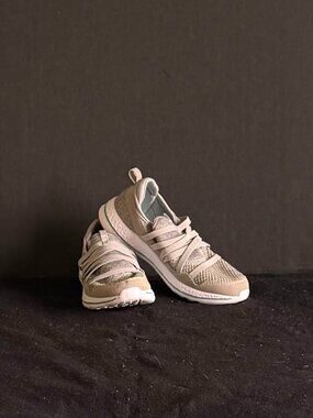 Everlast Women’s Slip-On Sneakers Size 9M